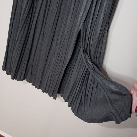 Komaron Medium Grey Textured Pleated Maxi Skirt with Front Slit - Picture 2 of 9